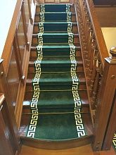 Однотонный ковровая дорожка меандр версаче зеленая с укладкой на лестницу