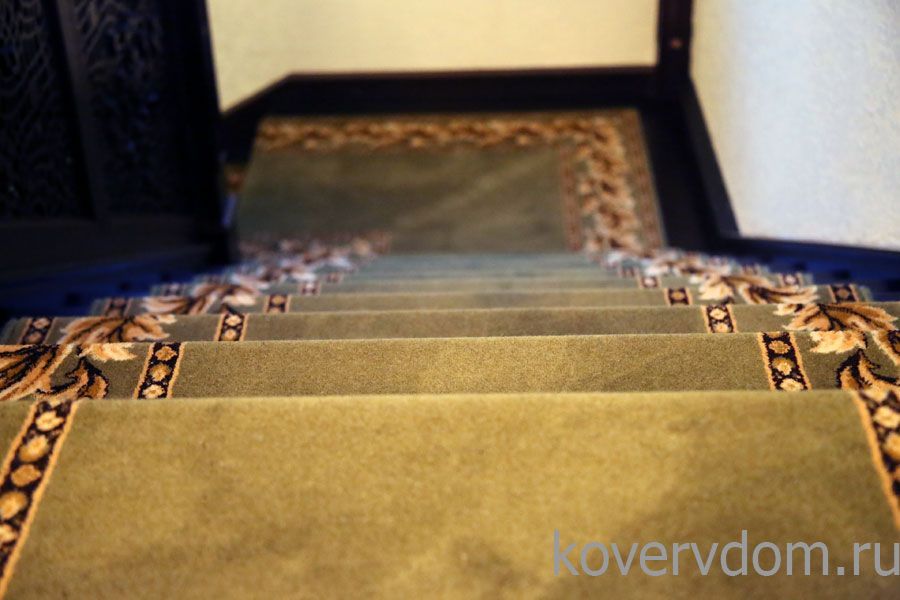 Шерстяная ковровая дорожка с укладкой на лестницу